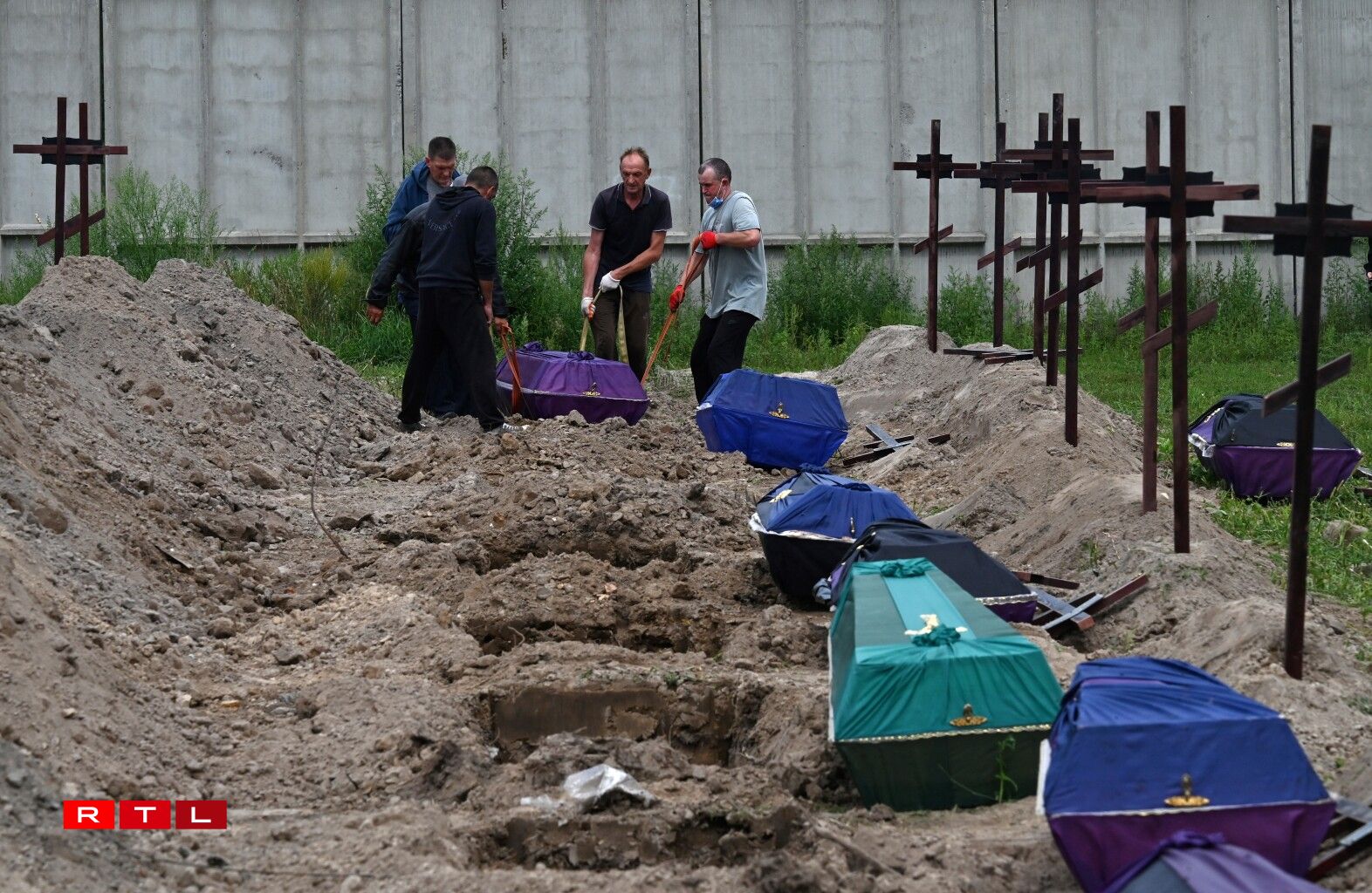 Onidentifizéiert Doudesaffer gin zu Butscha vun Ziviliste begruewen.