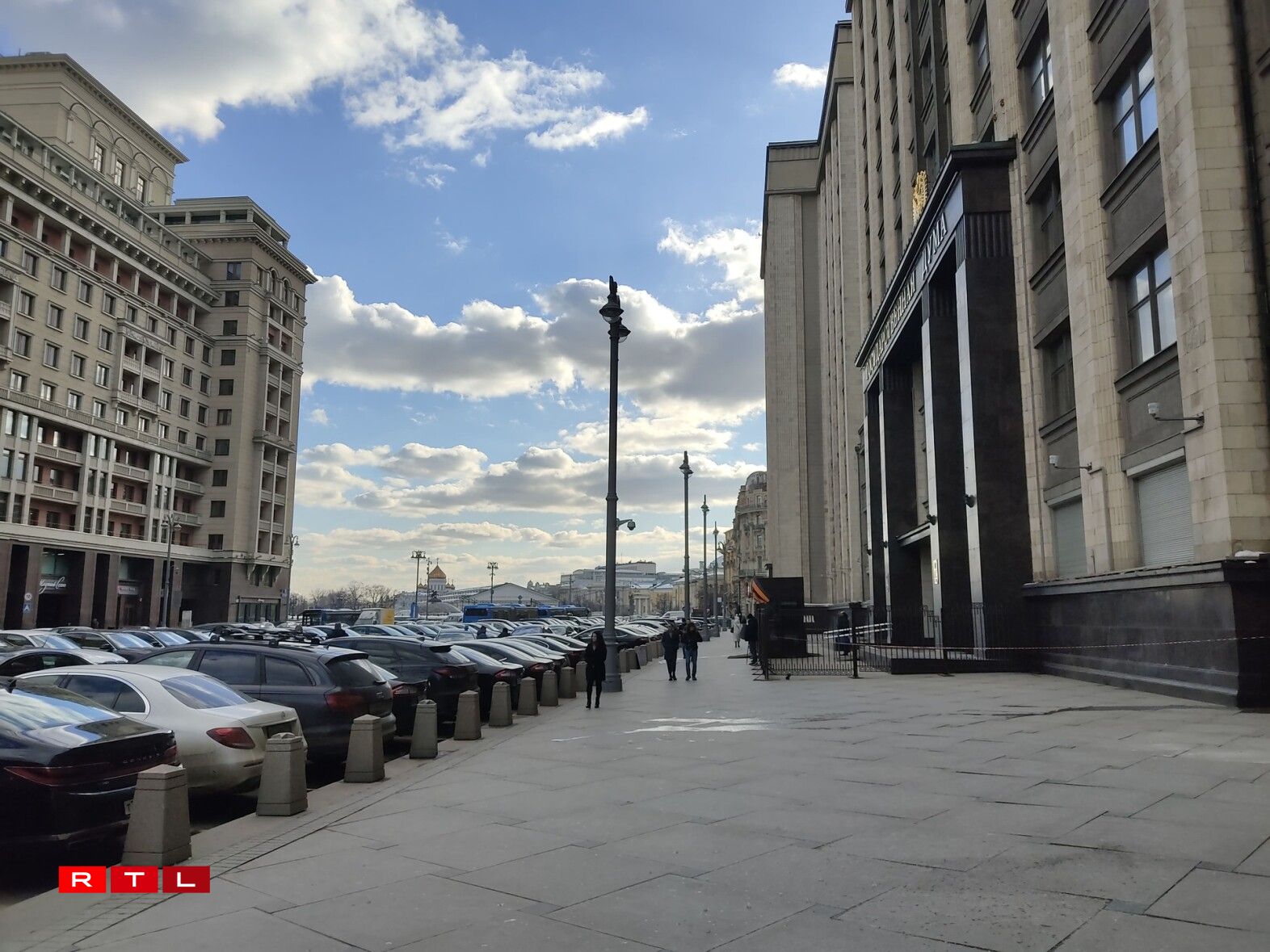 Virun der Duma, aus der Distanz. Eng Persoun manifestéiert eleng.