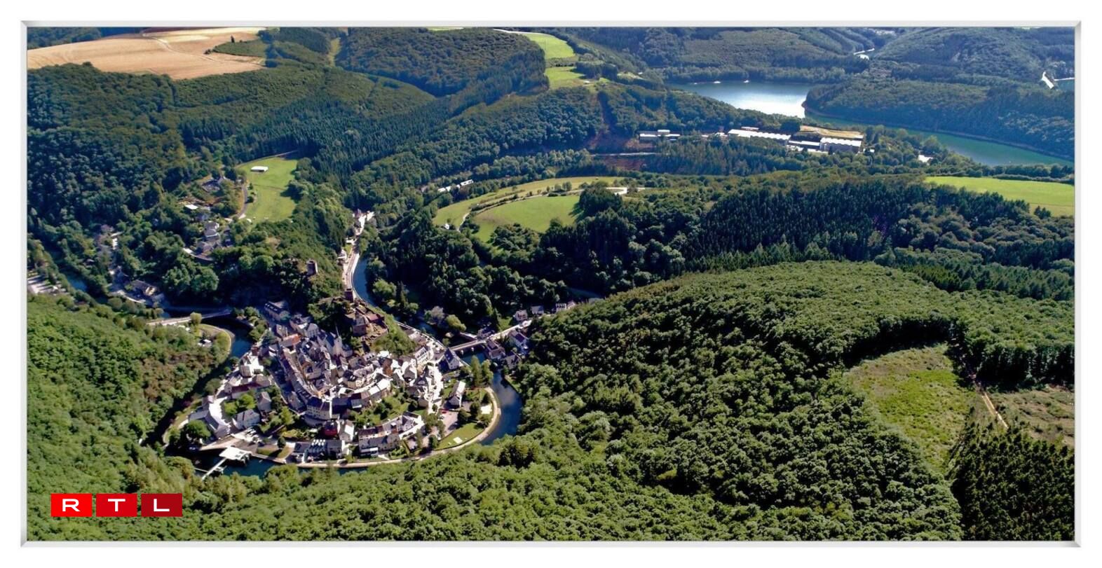 Vue d'Esch-sur-Sûre avec le lac de la Haute-Sûre en arrière-plan.
