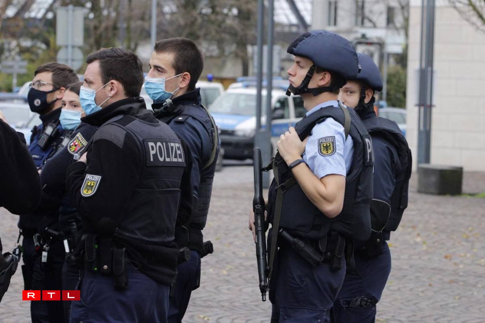 Des agents de police rassemblés dans les rues de Trèves le 1er décembre 2020