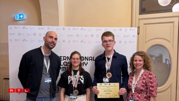 Philosophieprofesser Jeff Simon, Schülerin Noémie Turquin (Sëlwer), Schüler Viljami Viinamäki (Bronze), Philosophieprofesser Nathalie Wegner