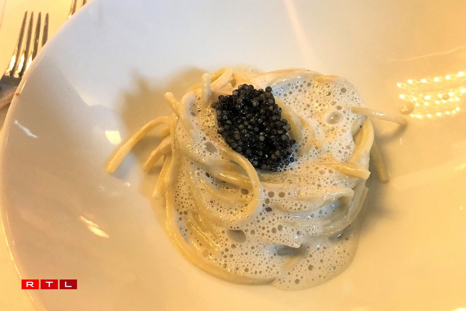 Spaghettis à la chitarra avec le caviar