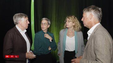 Quatre ministres aux mines dépitées. Les visages de François Bausch, ministre de la Mobilité, Sam Tanson, ministre de la Justice et seule tête de liste, Joëlle Welfring, ministre de l'Environnement, et Henri Kox, ministre du Logement non réélu en tant que député, en disent long sur la défaite historique des Verts. Le