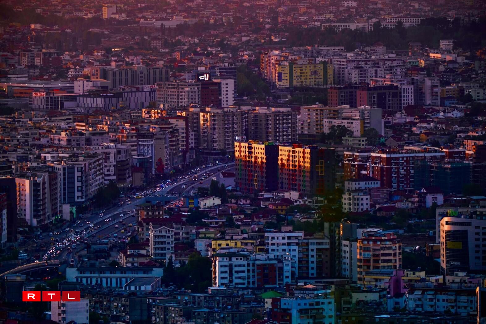 D'Haaptstad Tirana beim Sonnenënnergang.