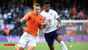 Rashfort et De Ligt, juste avant la faute qui a conduit au penalty.