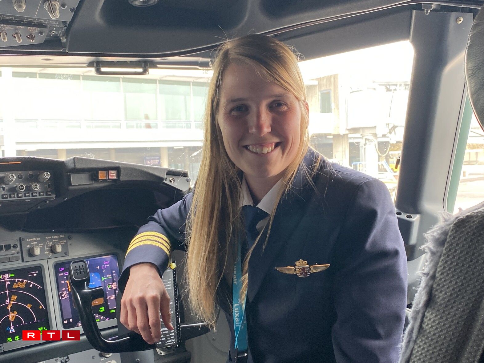 D'Jil Kalmes, Co-Pilotin vun der zweete Luxair-Maschinn, déi Lëtzebuerger am Mäerz 2026 wéinst dem Iran-Krich aus dem Noen Osten zréck an de Grand-Duché bruecht hunn.