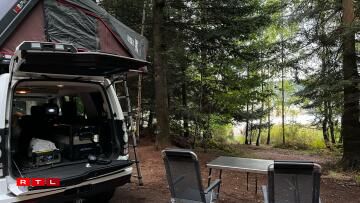 Nous avons pu nous installer à l'abri de la pluie tout en gardant une vue sur le lac