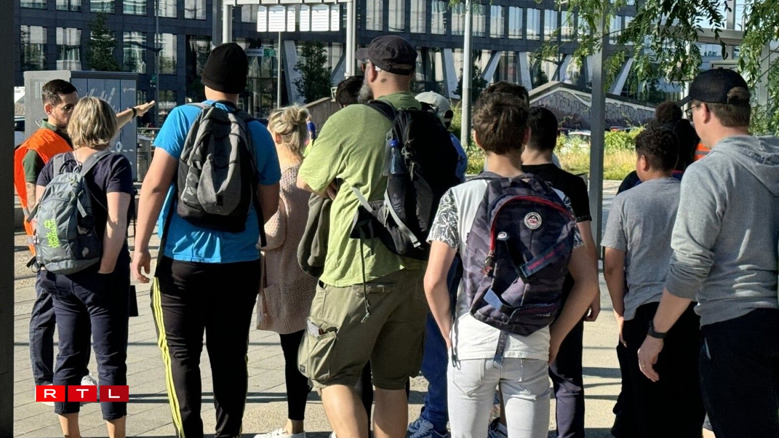 D'Leit krute vun de Mataarbechter vu Luxtram matgedeelt, datt wéinst dem Tëschefall mam Bus aktuell keen Tram kann op dëser Plaz fueren.