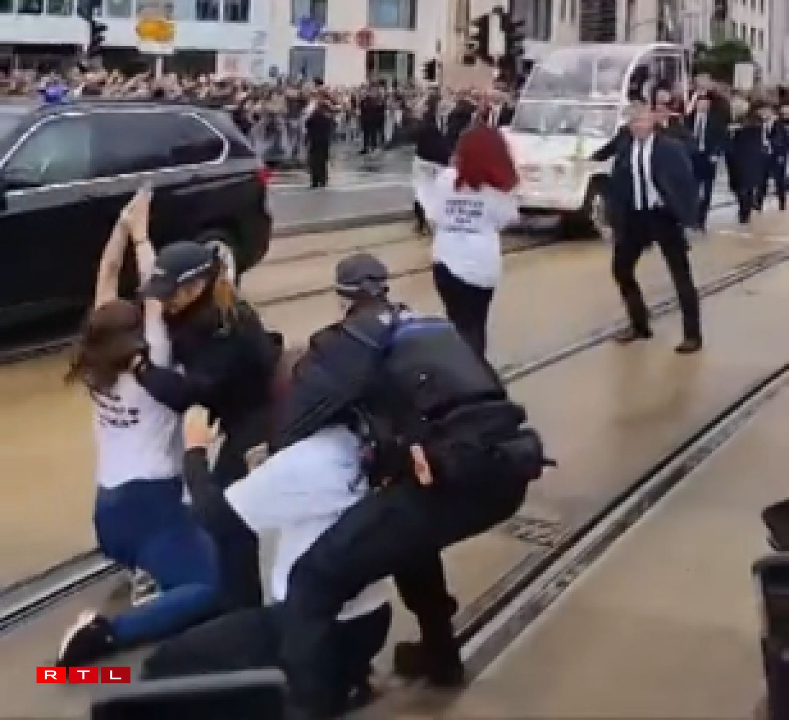 Hei ass z'erkennen, dass et sech ëm am Ganzen 3 Aktivistinne vu PETA handelt.