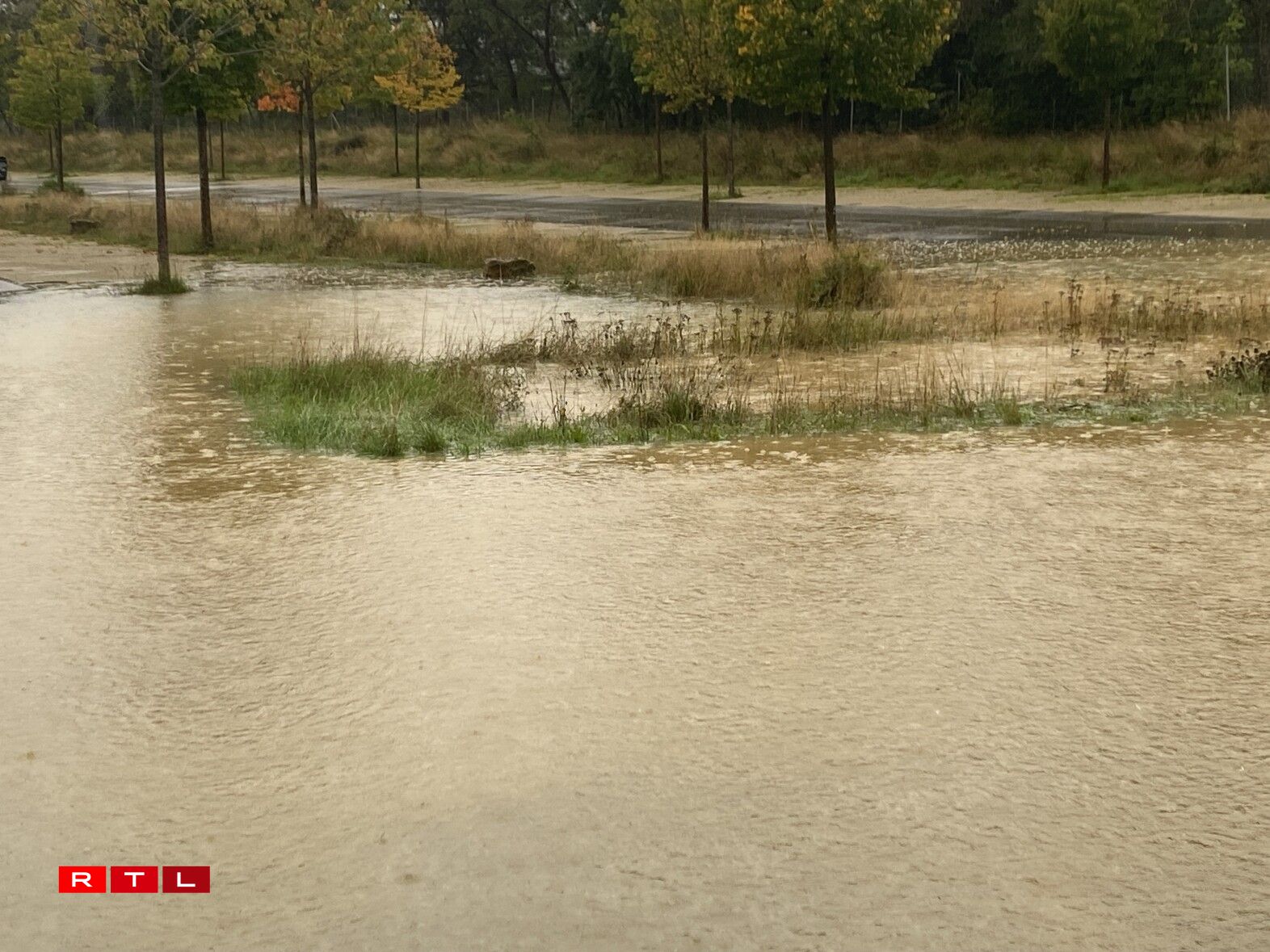 Zu Beetebuerg kritt een op engem Parking vis-à-vis vum Futtballsterrain naass Féiss.