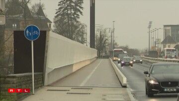 E Beispill vun engem getrennte Wee fir Foussgänger a Cyclisten an der Stad.