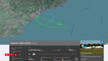 De Voll LG8255 huet Schlaufen iwwer dem Mëttelmier bei Nice gezunn.