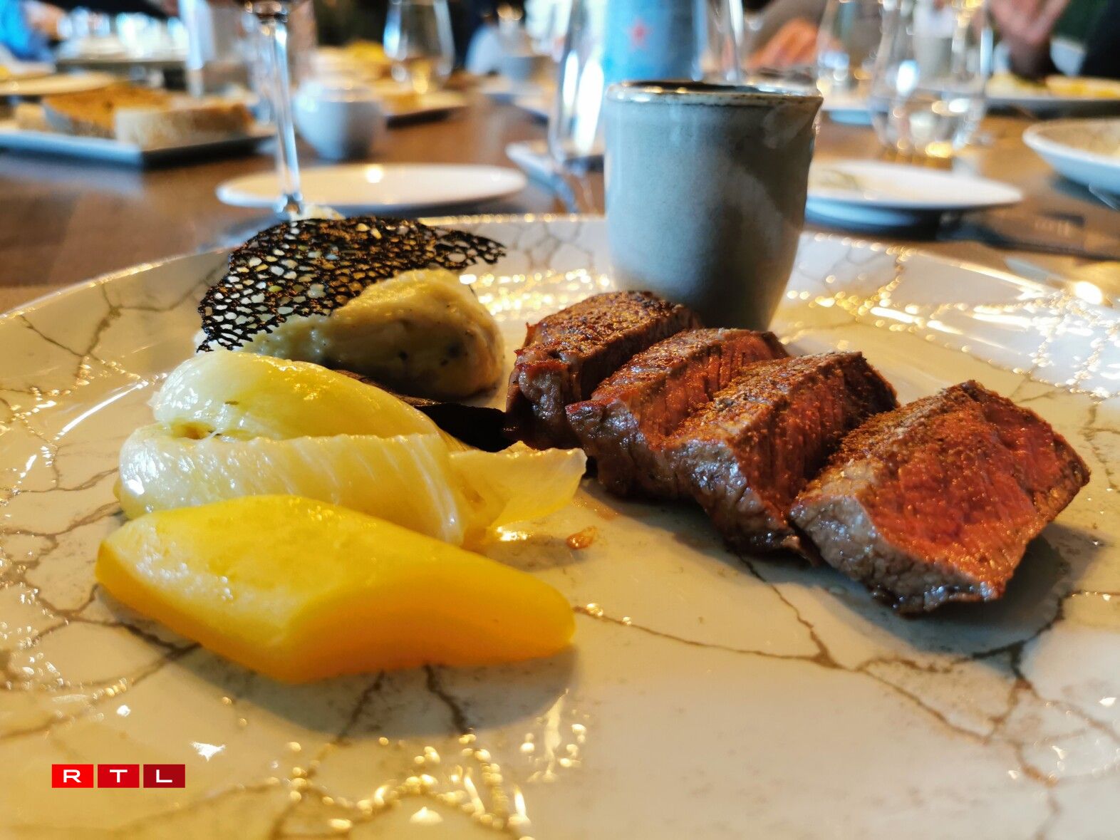 De Raphaël Arcidiacono aux équipes en cuisine et en salle, l'Ultimo mise sur la continuité : plats de saison autour de l'asperge, viandes maturées, cave à vins et cuisine aux influences franco-italiennes marquent ce retour aux sources.