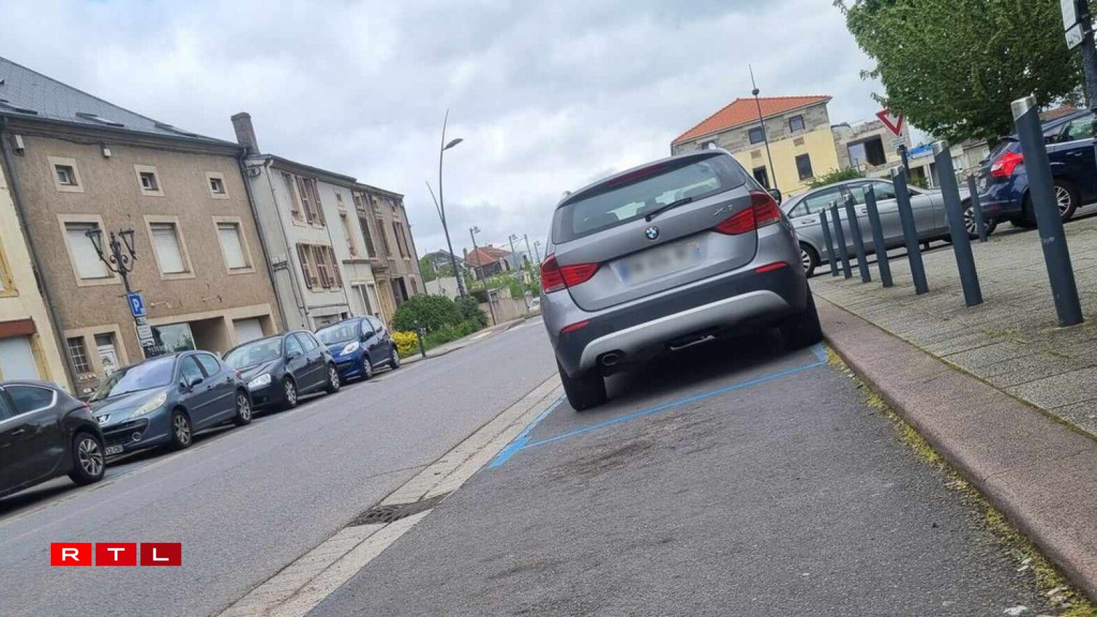 Trouver une zone bleue disponible, telle est la mission de nombreux frontaliers chaque matin.