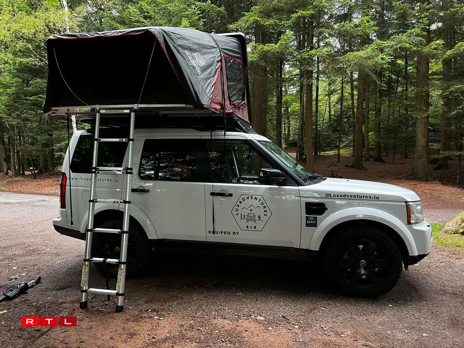 La tente de toit, qui ne paie pas de mine sous cet angle, était finalement très confortable et pouvait accueillir jusqu'à trois personnes
