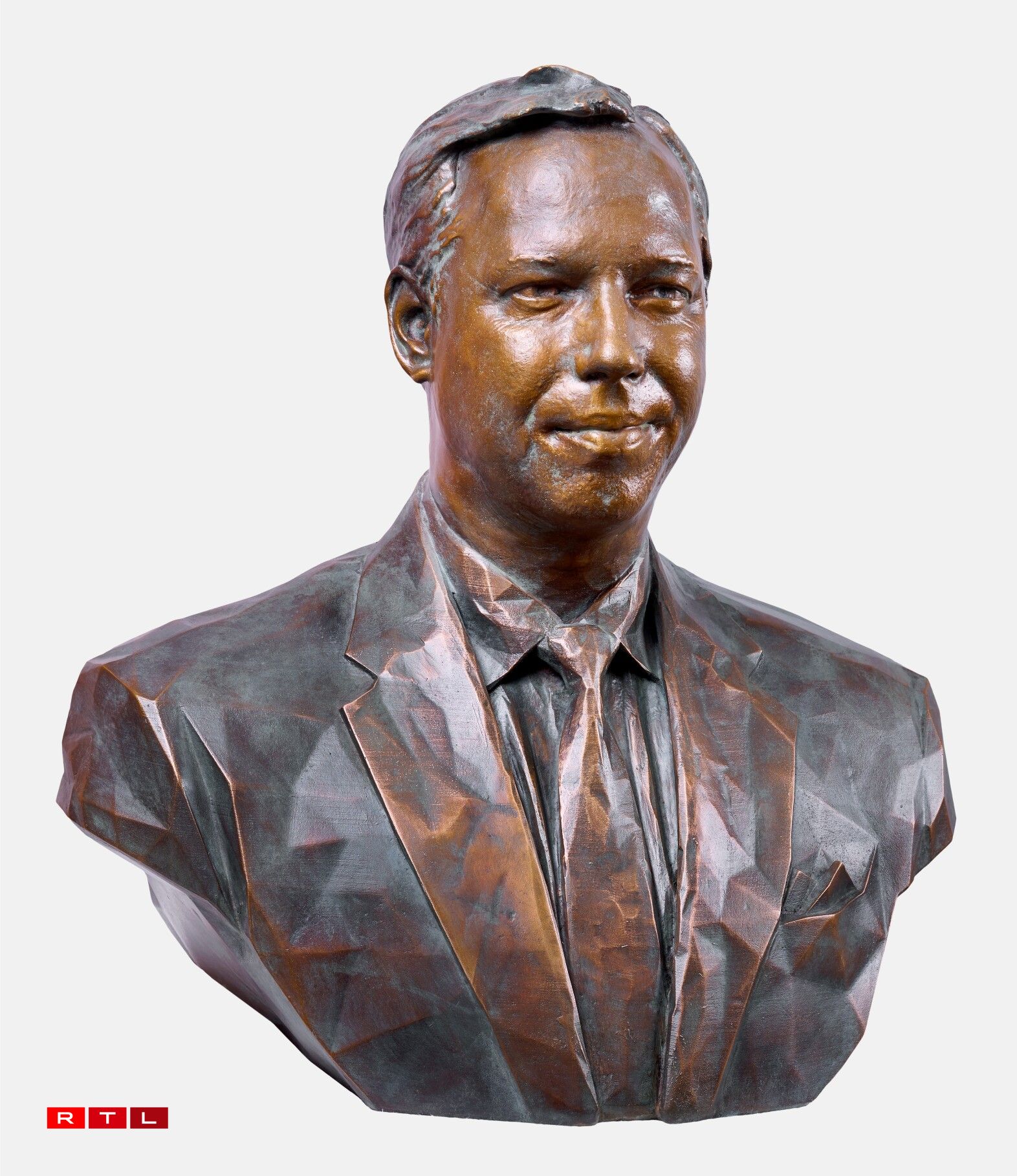 D'Büst vum Grand-Duc Guillaume vum Serge Ecker.