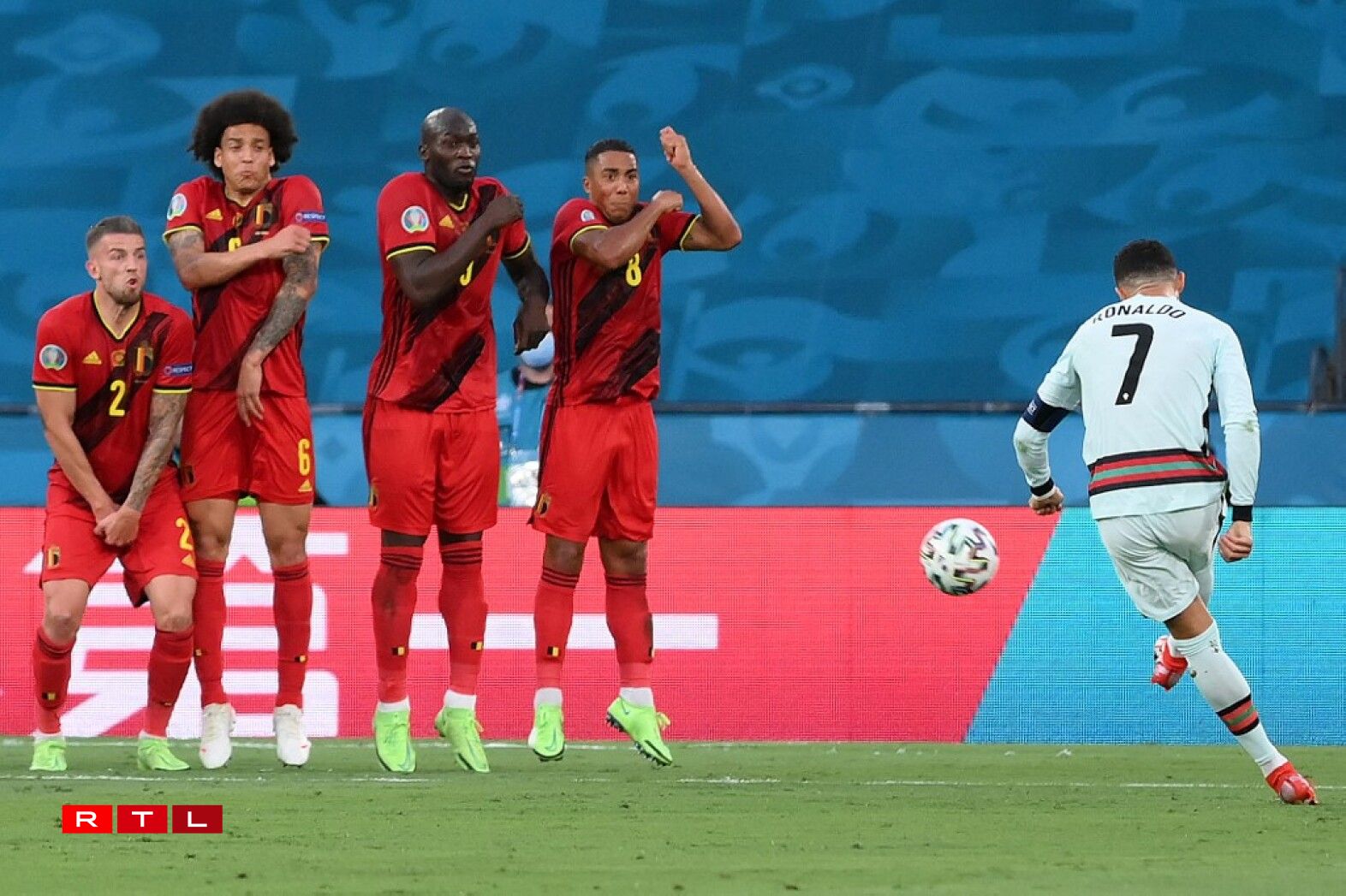 Ronaldo tire un coup-franc face à la Belgique le 27 juin 2021