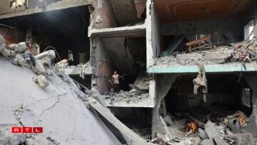 Des enfants fouillent le 8 juin 2024 dans des gravats de bâtiments détruits lors d'une opération israélienne