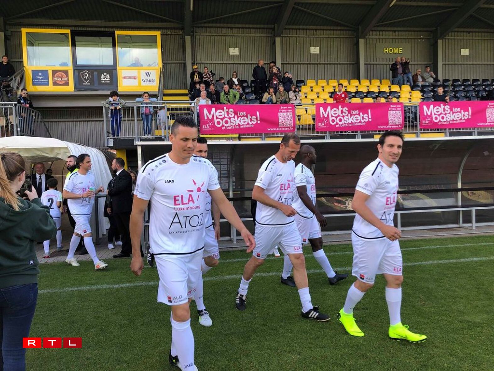 Philipp Degen monte sur la pelouse avec Jeff Strasse en arrière plan.