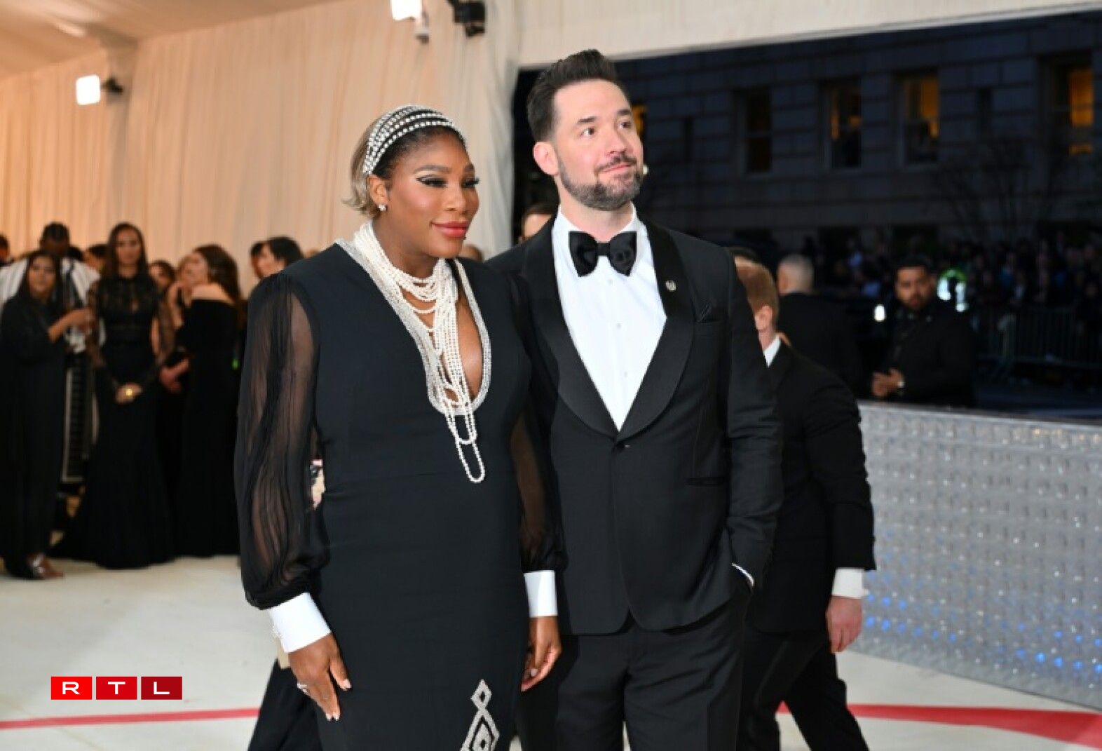 D'Tennis-Star Serena Williams koum mat hirem Mann Alexis Ohanian. Déi zwee erwaarden hiert zweet Kand.