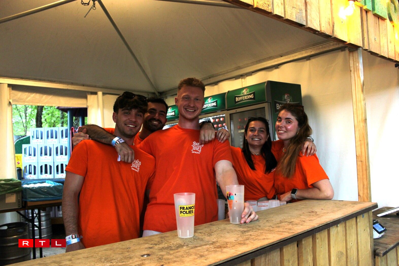 Quentin, Emma et d'autres bénévoles au lancement du festival sur le site du parc Gaalgebierg.