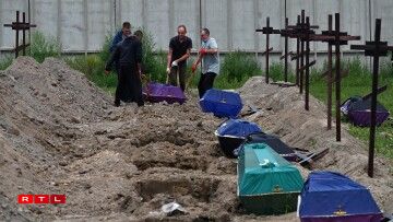 Onidentifizéiert Doudesaffer gin zu Butscha vun Ziviliste begruewen.