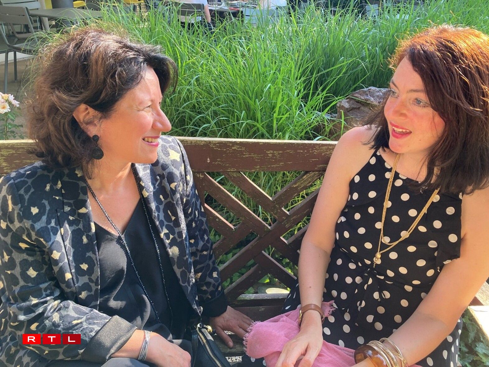 D'Anne-Marie Reuter an d'Dr Miriam Baldwin am Park vum Servais-Haus