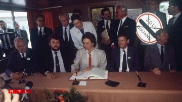 Staatssekretäre bei der Signature vum Schengener Ofkommes - vu lénks no riets: Paul de Keersmaeker (Belsch), Robbert Goebbels (Lëtzebuerg), Catherine Lalumière (Frankräich), Waldemar Schreckenberger (Däitschland) a Willem Frederik van Eekelen (Holland)