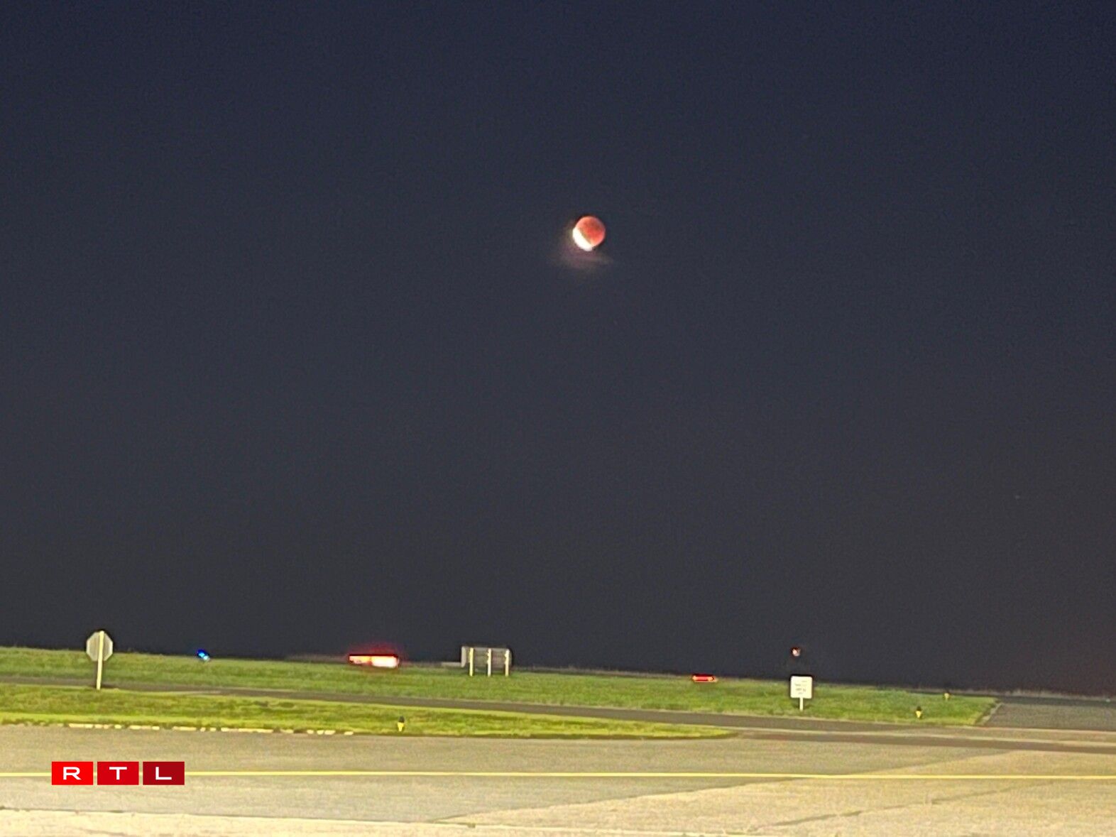 Um Findel mam Handy fotograféiert/Guy Pasquini