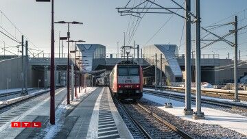 Um Pôle d'échange zu Houwald kommen Zuchspuere bäi.