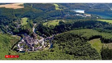 Vue d'Esch-sur-Sûre avec le lac de la Haute-Sûre en arrière-plan.