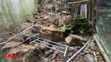 An der Nuecht vum 13. op de 14. Januar 2026 sinn an der Montée de la Pétrusse am Gronn Steng vun enger Fielswand hannert Haiser erofgefall.