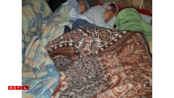 Les enfants du couple dorment sous de fines couvertures alors que les températures baissent drastiquement dans les montagnes