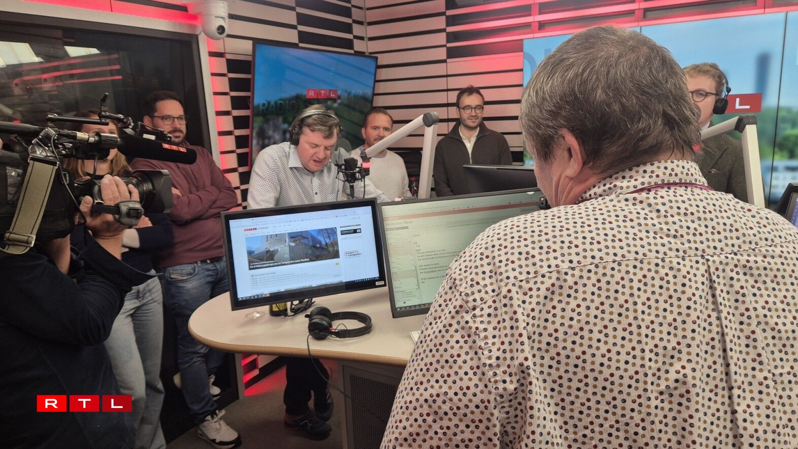Net just de Roy Grotz huet live op der Antenn Äddi gesot, ma och vill vum Jean-Marc Sturm senge Mataarbechter ware mat dobäi.