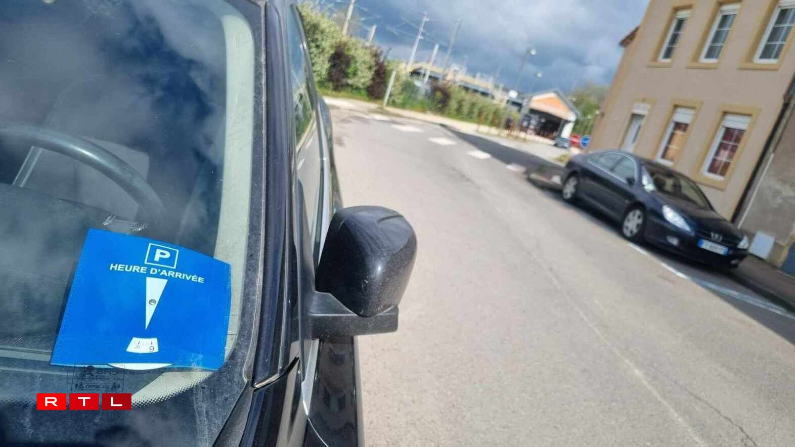 Le disque, un instrument obligatoire pour se garer sur les zones bleues à Uckange, durant 4 heures maximum. Mais de nombreux frontaliers passent outre.