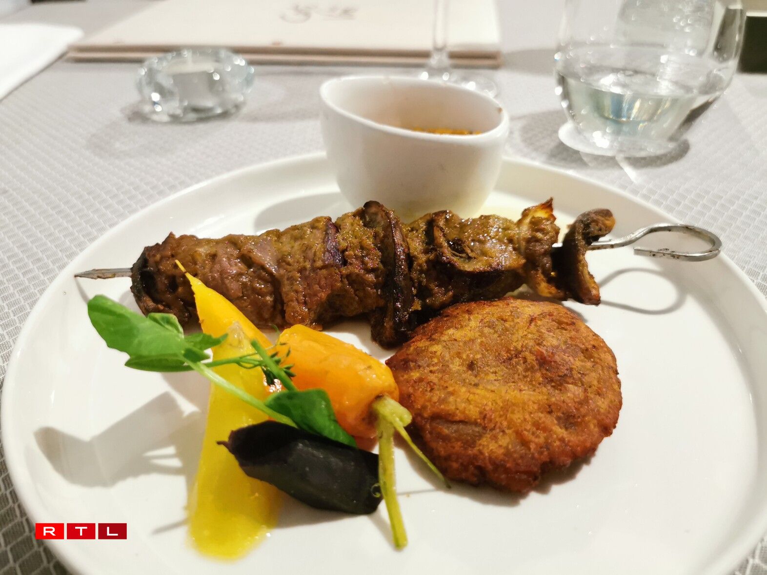 Accras de morue façon Douala, brochettes suya de bœuf Angus, dorade sauce Mbongo et mini poulet DG revisité : quelques-uns des tapas qui seront proposés dans l’espace « Chez Doudou Tapas ».