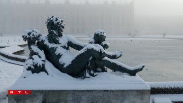 La neige recouvre une statue près du bassin nord dans les jardins de Versailles.