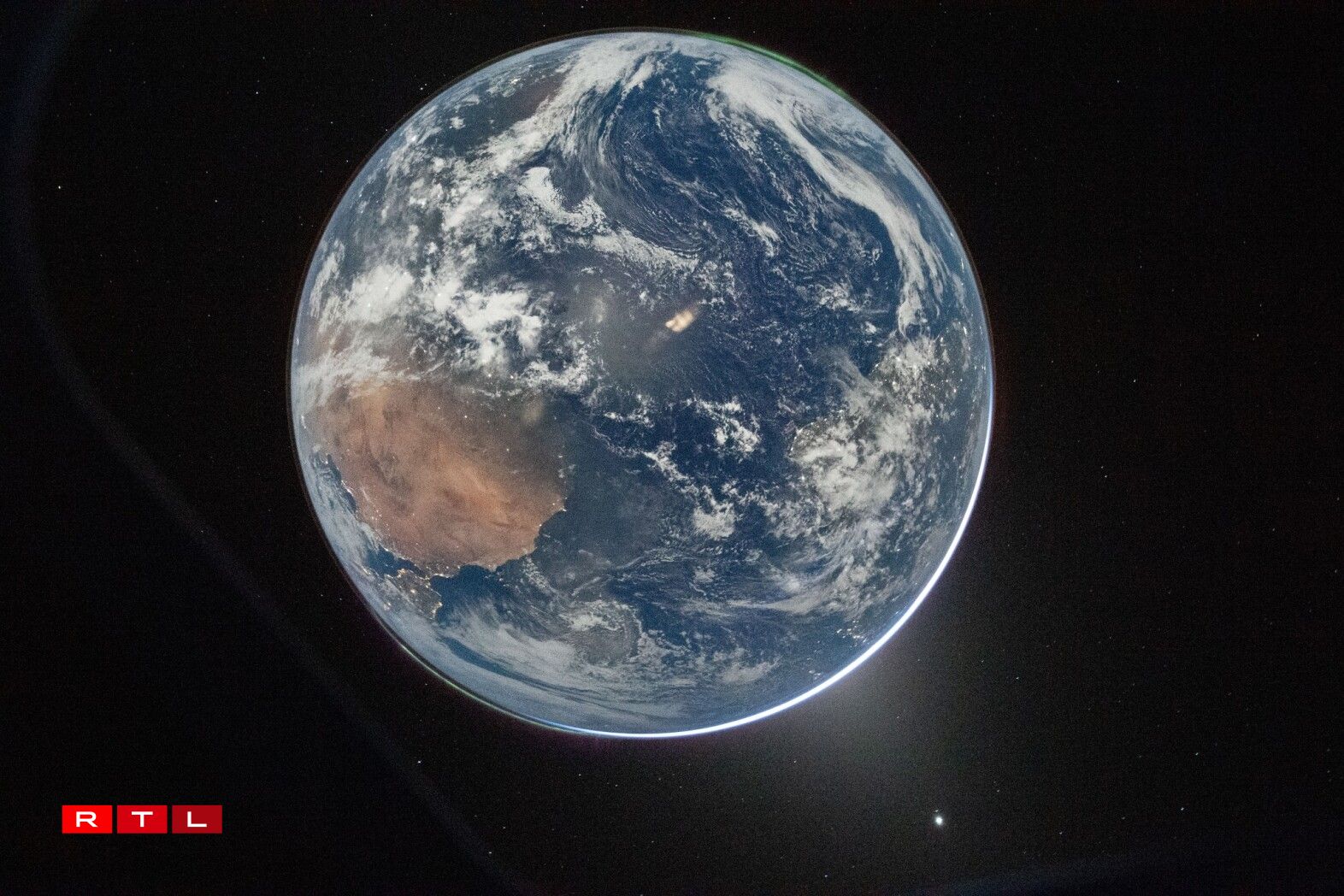 Quatre clichés partagés par les astronautes de la mission Artémis II.