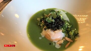 L'œuf bio parfait avec un velours de brocoli et caviar