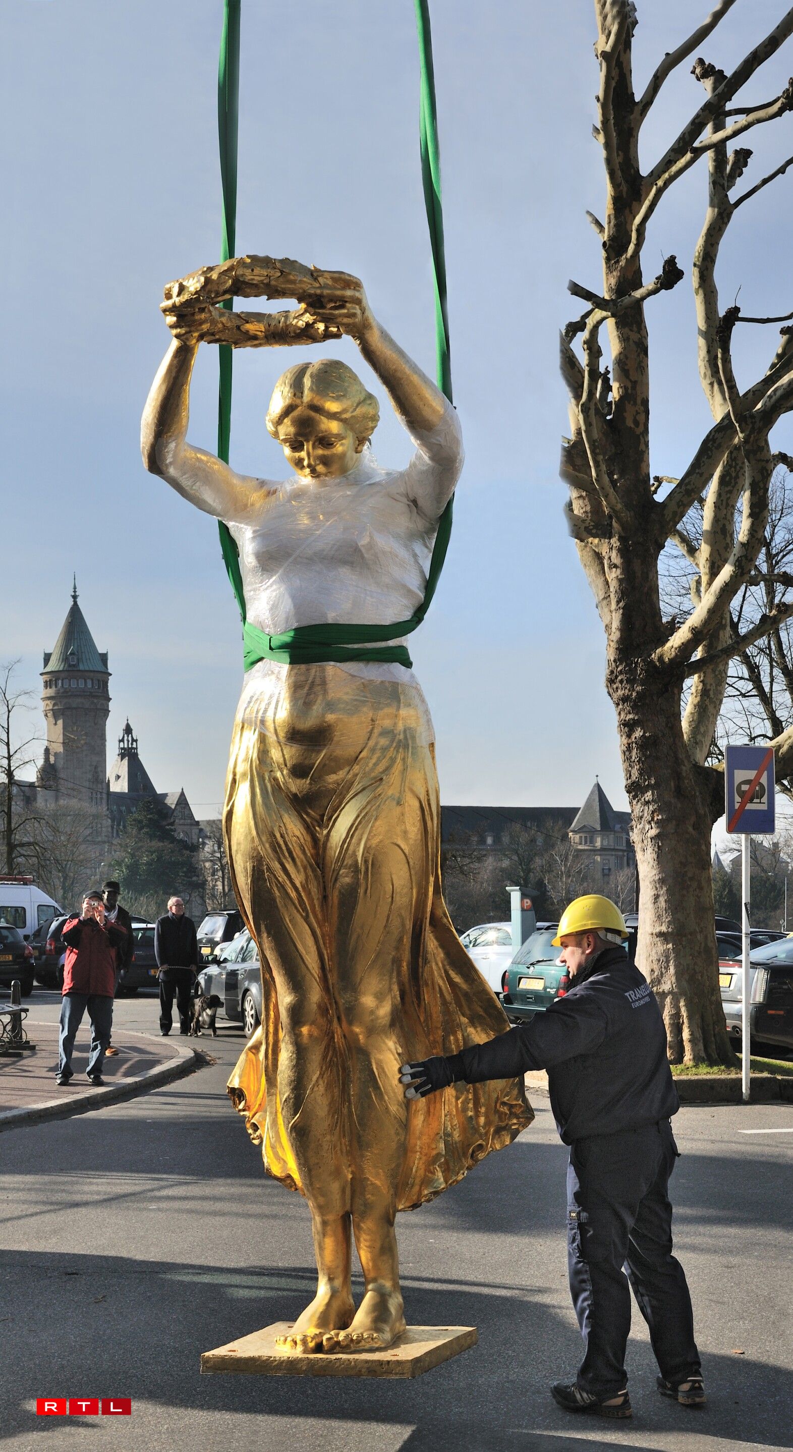 Gëlle Fra fir den Transport op Shanghai vum Sockel geholl