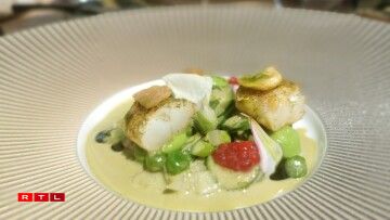 La langoustine confite, estragon et citron de Cyril Molard associée aux nuances de verts, légumes, chlorophylle et fleurs blanches de René Mathieu.