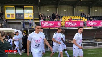 Philipp Degen monte sur la pelouse avec Jeff Strasse en arrière plan.