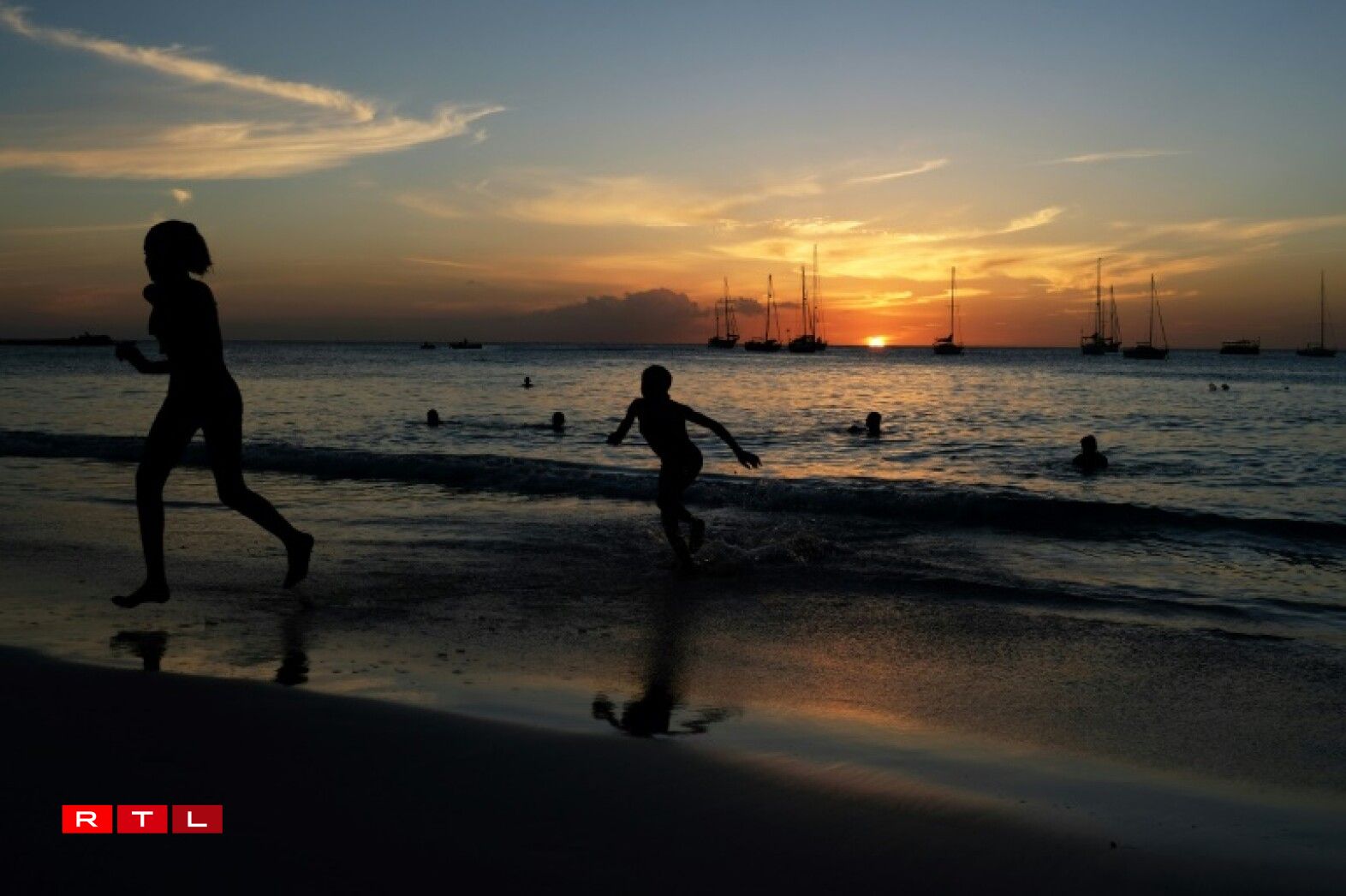 Barbados: Op der Insel ass an der Moyenne eng Temperatur vu 27 Grad Celsius. D'Sonn ass dat ganz Joer um Rendez-vous. D'Karibikinsel ass bekannt duerch déi schéi wäiss Stränn.