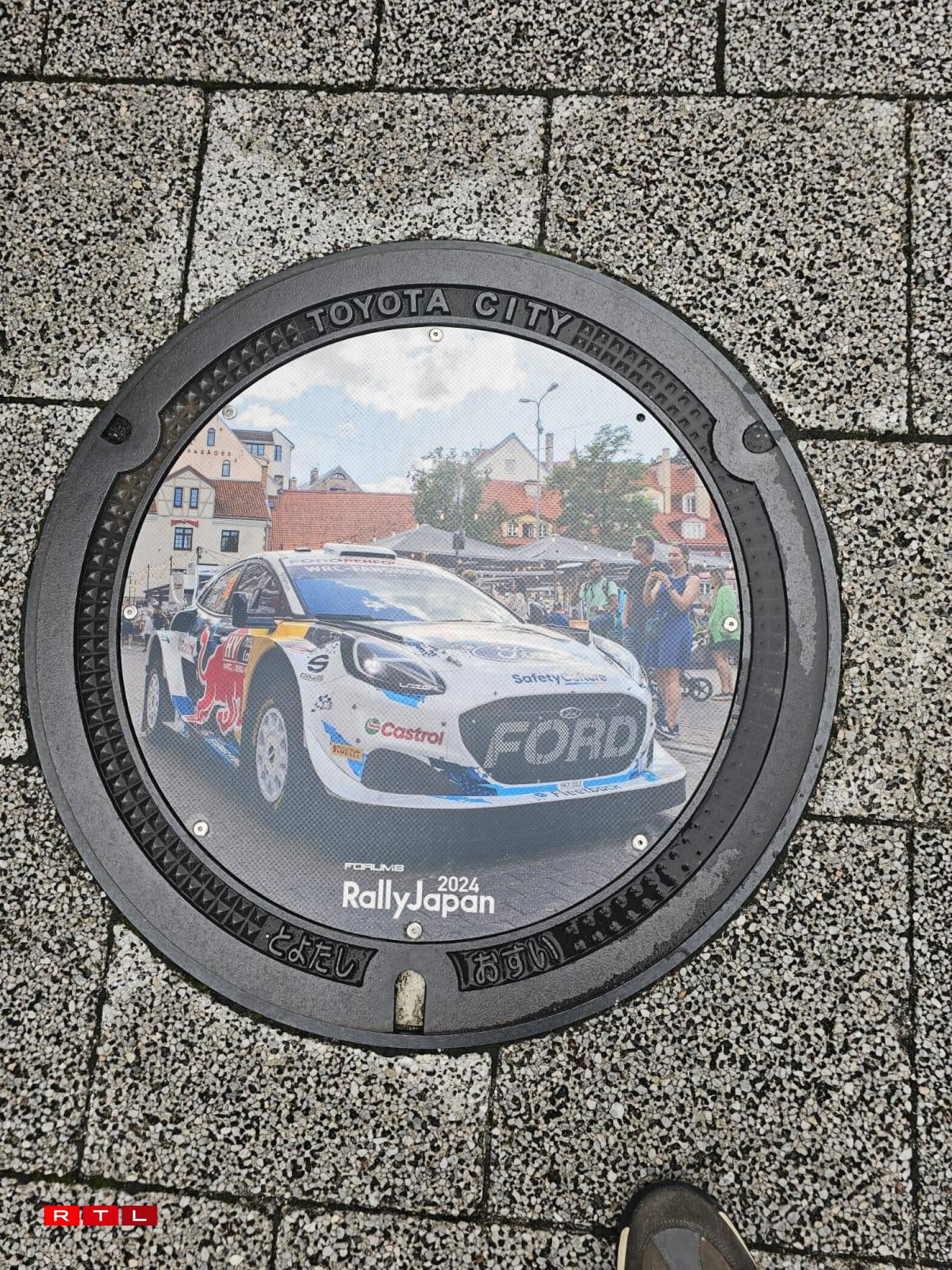 A Japan gi keng Käschte gescheit, fir op sou grouss Motorsporteventer hinzeweisen. Sou fënnt een z.B. och op Kanaldeckele Reklamm fir de Rallye, an dësem Fall mam Auto vum Grégoire Munster.