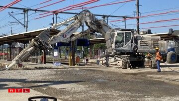 E Samschdeg gouf dee leschten Deel vun der aler Bréck oftransportéiert.