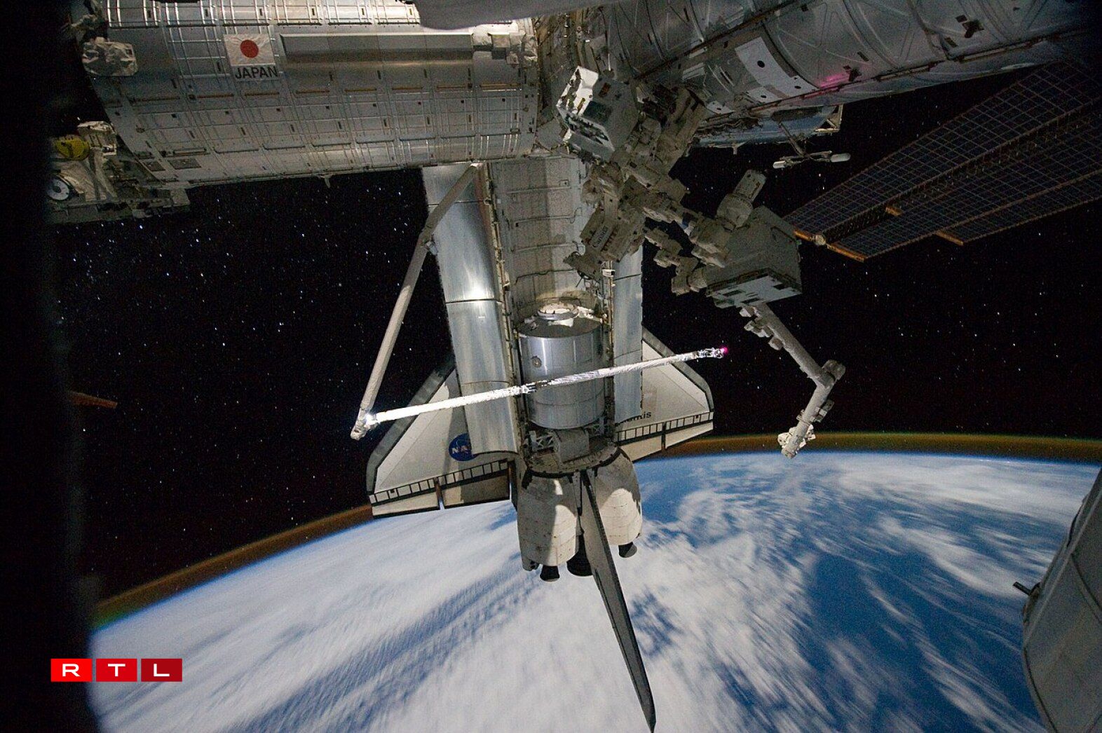 Op enger Foto vun der ISS aus dem Joer 2011 si Stären am Weltraum ze gesinn.