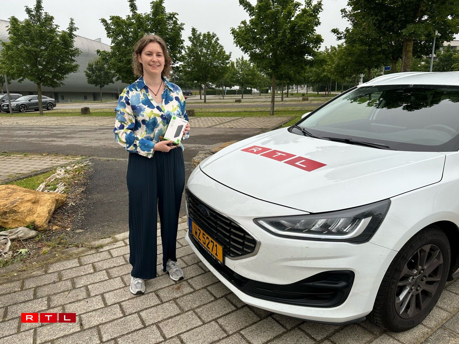 An nees goung et séier. Um 7.23 Auer war d'Paule Nicolai, déi an der Ëmgéigend wunnt an d'Plaz séier erkannt huet, virun den Thermen zu Stroossen, fir hire Gewënn ofzehuelen.