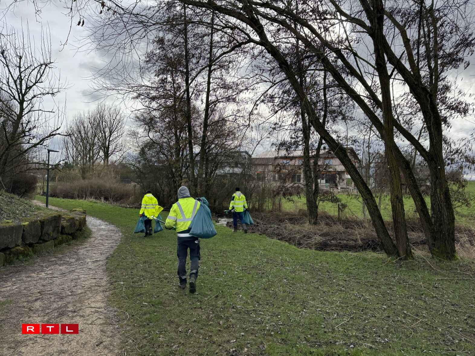 D'Ekippe bei der Botzaktioun laanscht d'Kiemelbaach zu Éilereng den 23. Februar 2026.