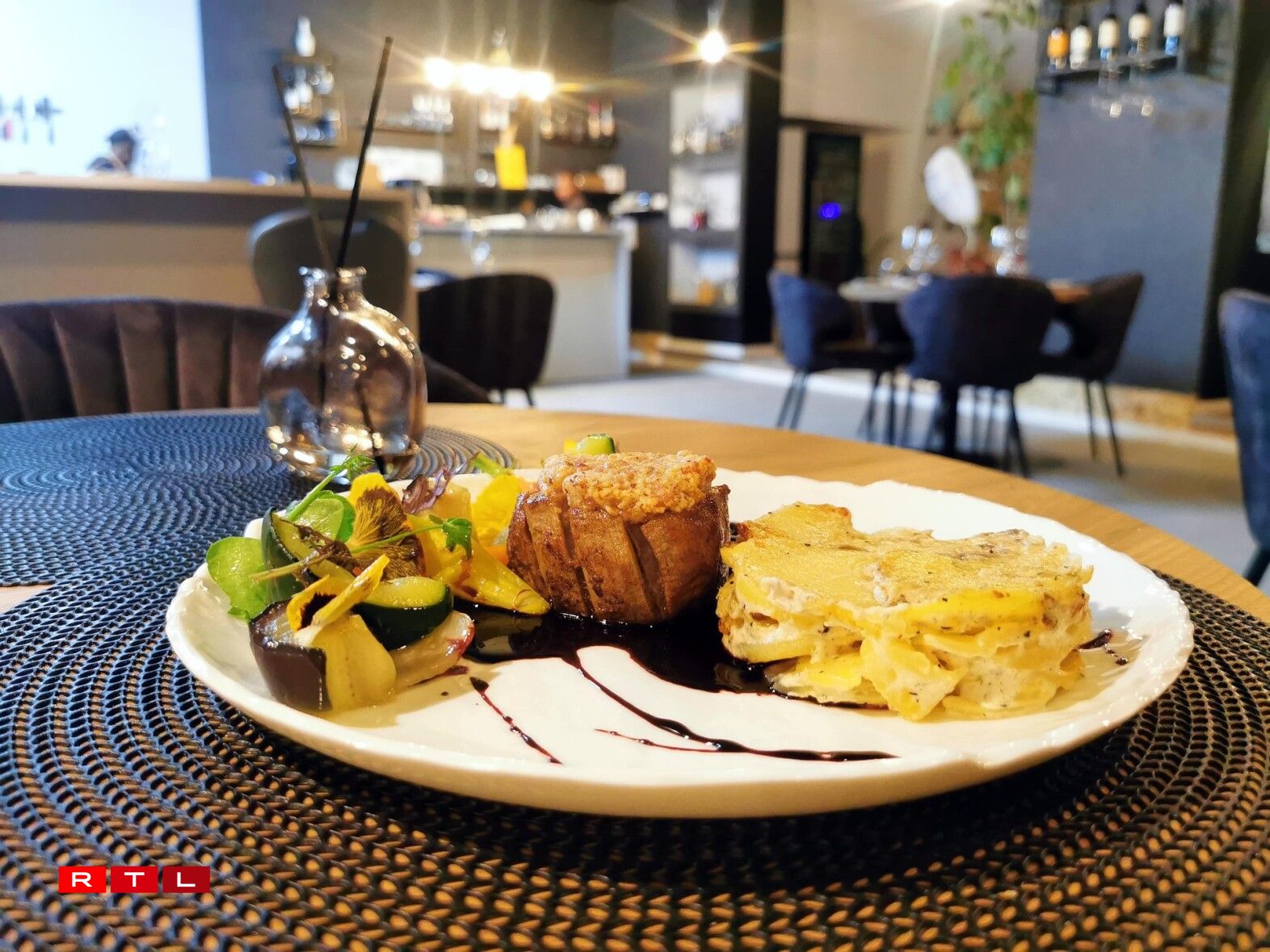 Le mignon de veau en croûte de bacon noisettes, avec son gratin dauphinois à la truffe noire et sa sauce corsée, est à la carte pour 40€.