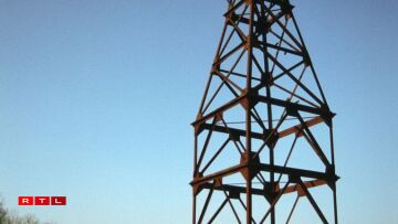 Eng Foto vum Mast, éier en ofgerappt gouf.